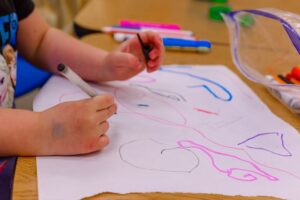 bimbi che disegnano